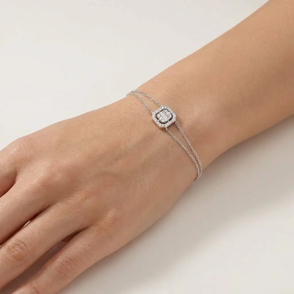 Aurelle Bracelet white gold with 3 baguette diamonds in an illusion setting and diamond halo