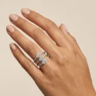 Dio Ring in white gold with three marquise-shaped diamond motifs and pavé diamond bands
