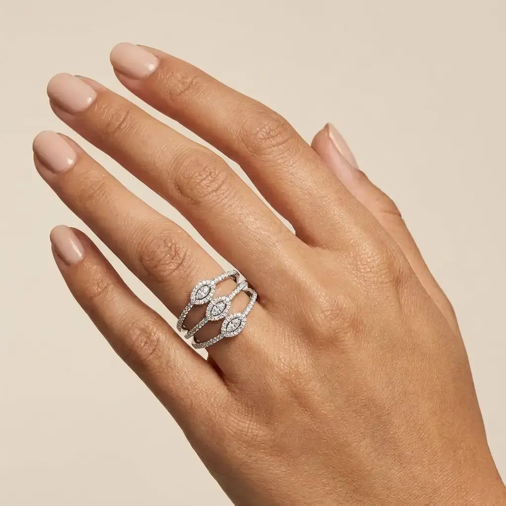 Dio Ring in white gold with three marquise-shaped diamond motifs and pavé diamond bands